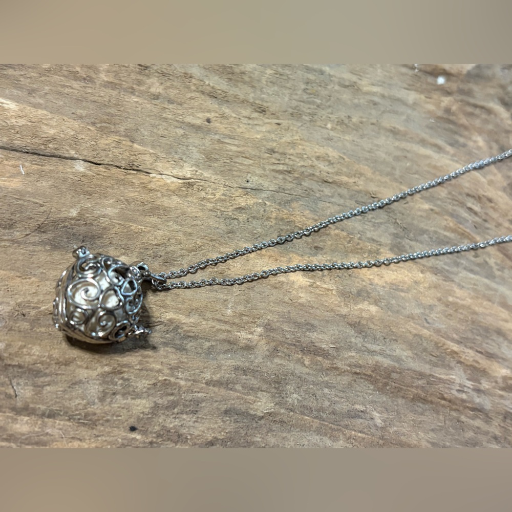 Elegant Silver Filigree Pendant Necklace - Picture 5 of 5
